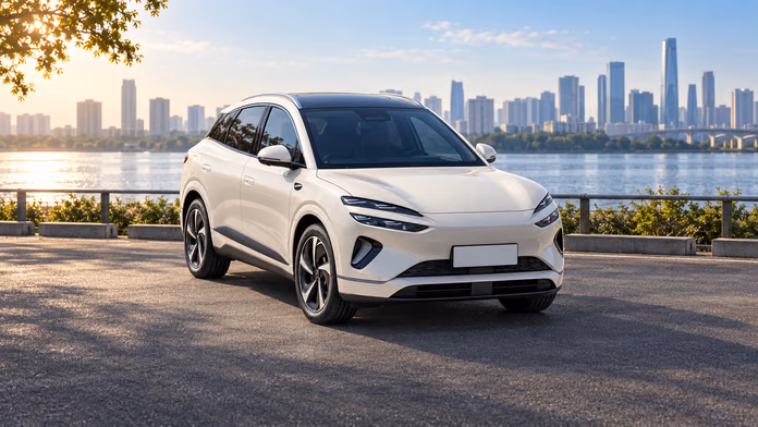 Белый BYD Sealion 06 EV на набережной; синтетическая редакционная иллюстрация
