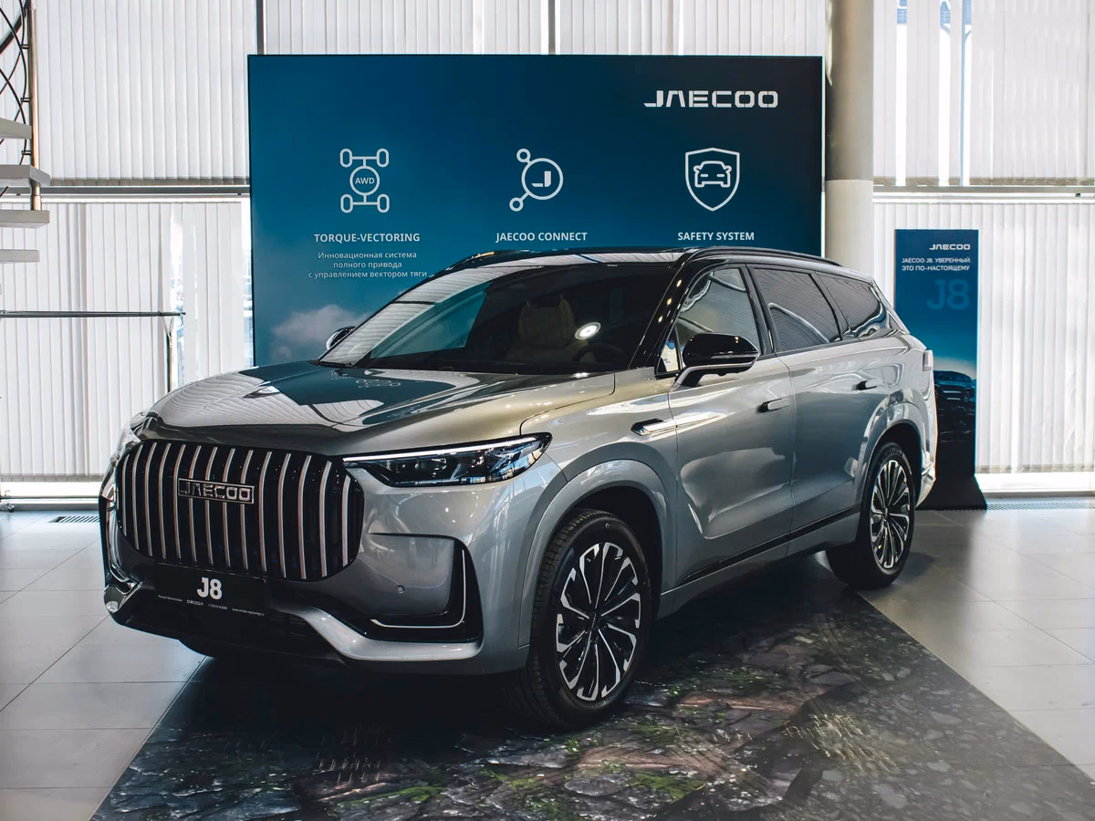 Черный автомобиль в темном ангаре