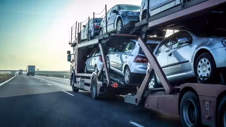 Автовозы с автомобилями на дороге