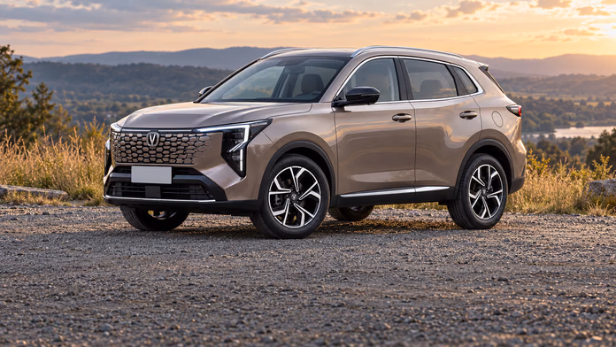 Серый Changan CS55 Plus IV у холмов; синтетическая редакционная иллюстрация