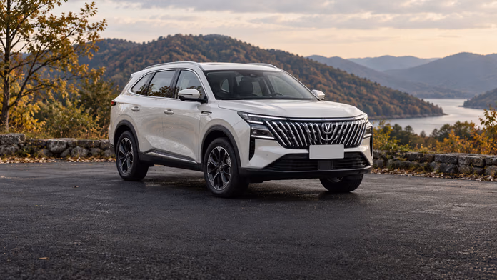 Белый Changan CS75 Plus четвёртого поколения у озера и гор; синтетическая редакционная иллюстрация