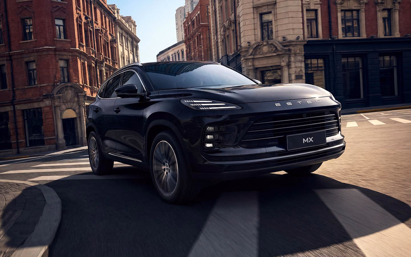 Черный Geely Monjaro на улице