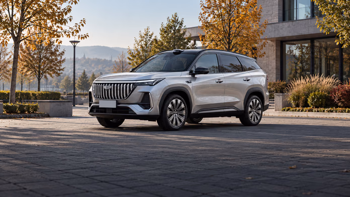 Серебристый Geely Boyue L у современного здания и осенних деревьев; синтетическая редакционная иллюстрация