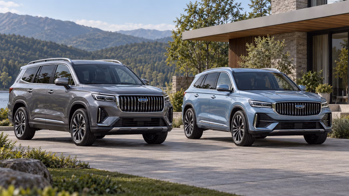 Серый Geely Okavango и голубой Geely Monjaro перед загородным домом; синтетическая редакционная иллюстрация.