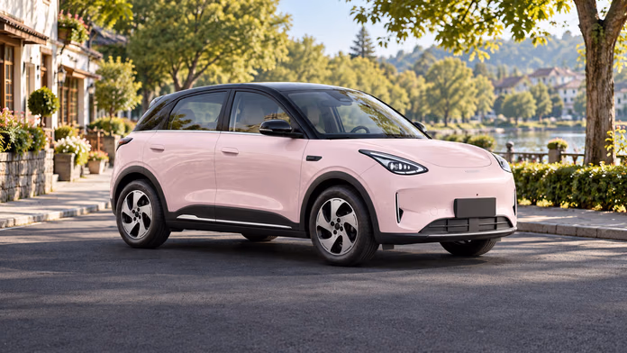 Розовый Geely Xingyuan в городе; синтетическая редакционная иллюстрация