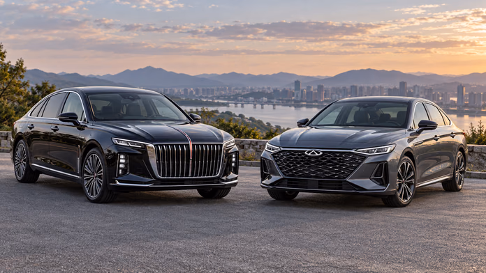 Чёрный Hongqi H5 и серый Chery Arrizo 8 на смотровой площадке; синтетическая редакционная иллюстрация.