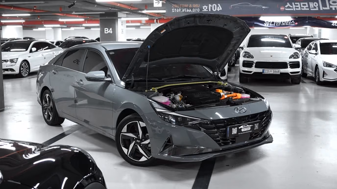Hyundai Avante из Кореи: гибрид или заводской газ — что выбрать