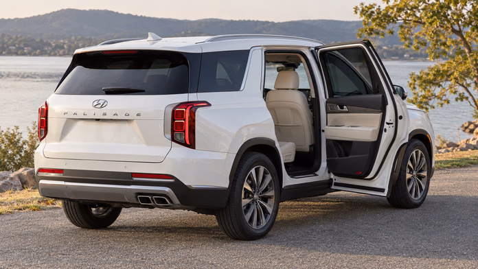 Белый Hyundai Palisade LX2 с открытой задней пассажирской дверью — синтетическая редакционная иллюстрация