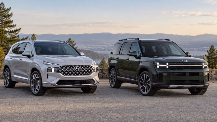 Серебристый Santa Fe TM и тёмно-зелёный Santa Fe MX5 у озера — синтетическая редакционная иллюстрация