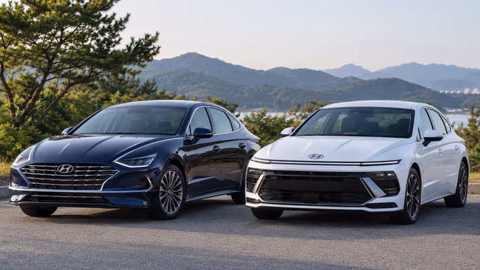 Синий Hyundai Sonata DN8 и белая Sonata The Edge у воды — синтетическая редакционная иллюстрация