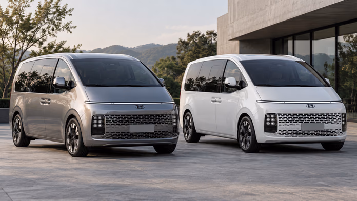 Серебристая и белая Hyundai Staria у современного здания — синтетическая редакционная иллюстрация
