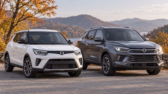 Белый Tivoli и тёмно-серый Korando C300 у озера — синтетическая редакционная иллюстрация