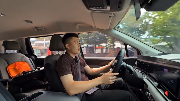 Kia Carnival Hybrid из Кореи: почти 1,5 млн рублей разницы с дизелем только на утильсборе