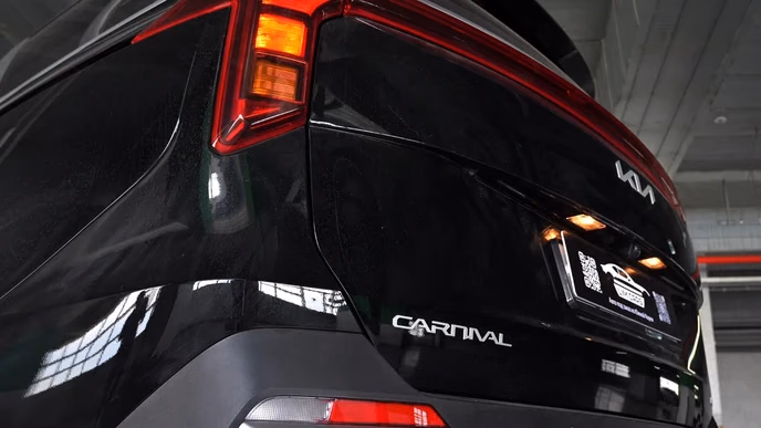 Kia Carnival Hybrid из Кореи: почти 1,5 млн рублей разницы с дизелем только на утильсборе