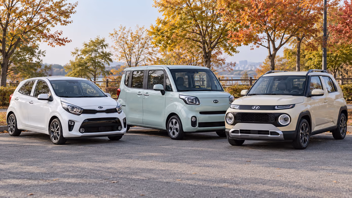 Белый Kia Morning, мятный Kia Ray и бежевый Hyundai Casper в парке — синтетическая редакционная иллюстрация