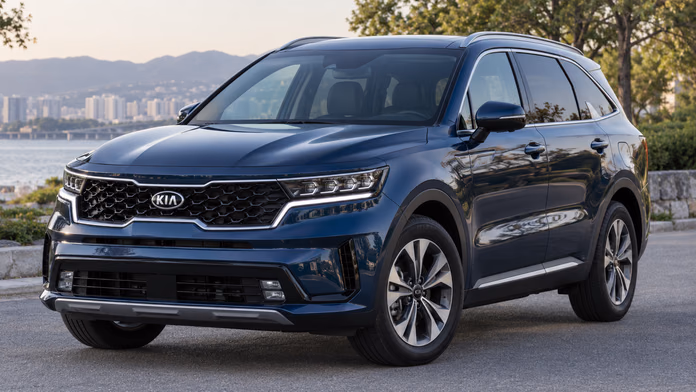 Синий Kia Sorento MQ4 на набережной — синтетическая редакционная иллюстрация