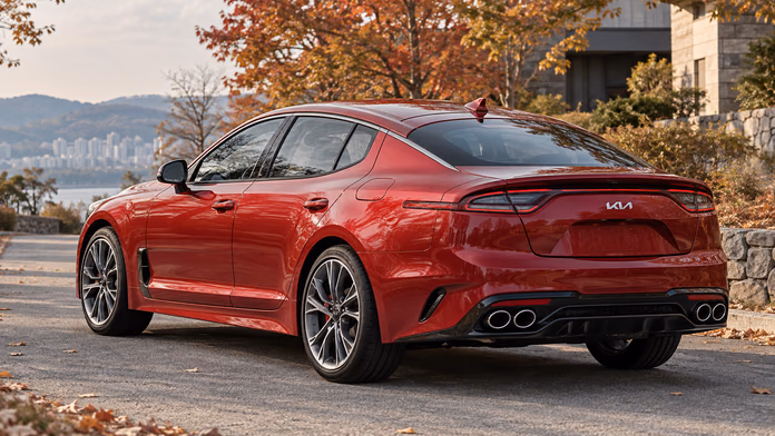 Красный Kia Stinger у осеннего озера, вид сзади в три четверти — синтетическая редакционная иллюстрация