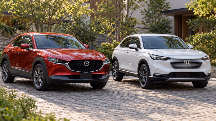 Mazda CX-30 рядом с Honda Vezel; синтетическая редакционная иллюстрация.