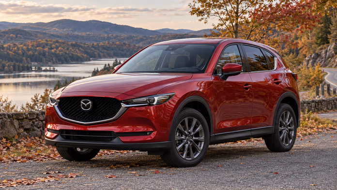 Mazda CX-5 на парковке; синтетическая редакционная иллюстрация.