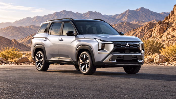 Серебристый Mitsubishi Destinator у пустынных гор; синтетическая редакционная иллюстрация