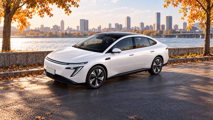 Белый Nissan N7 у набережной; синтетическая редакционная иллюстрация