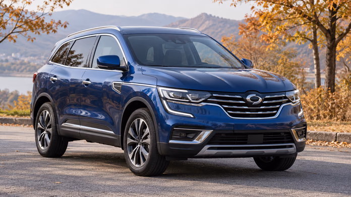 Синий Renault Samsung QM6 возле осеннего озера — синтетическая редакционная иллюстрация