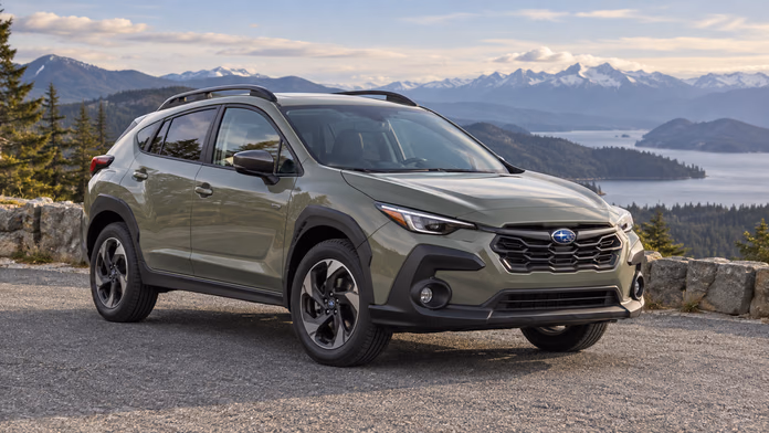 Subaru Crosstrek на загородной парковке; синтетическая редакционная иллюстрация.