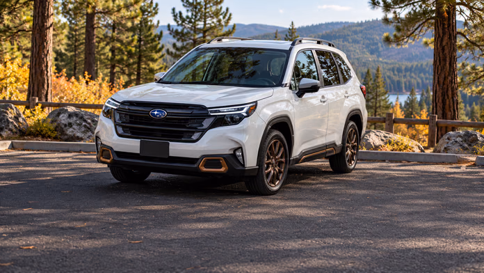 Белый Subaru Forester SPORT у соснового леса; синтетическая редакционная иллюстрация