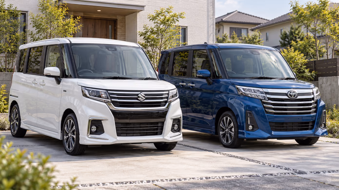 Suzuki Solio и Toyota Roomy у дома; синтетическая редакционная иллюстрация.