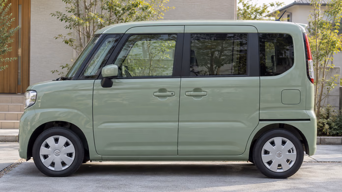 Высокий кузов Suzuki Spacia в профиль у дома; синтетическая редакционная иллюстрация.