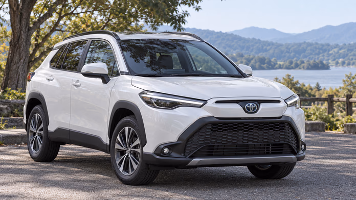 Toyota Corolla Cross на парковке; синтетическая редакционная иллюстрация.