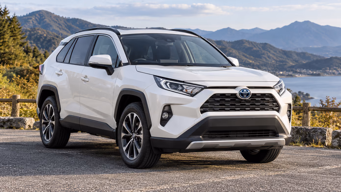 Белая Toyota RAV4 на загородной парковке; синтетическая редакционная иллюстрация.