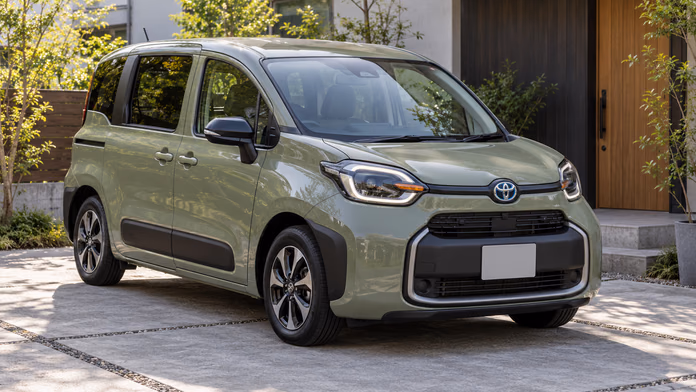 Зелёная Toyota Sienta на семейной парковке; синтетическая редакционная иллюстрация.
