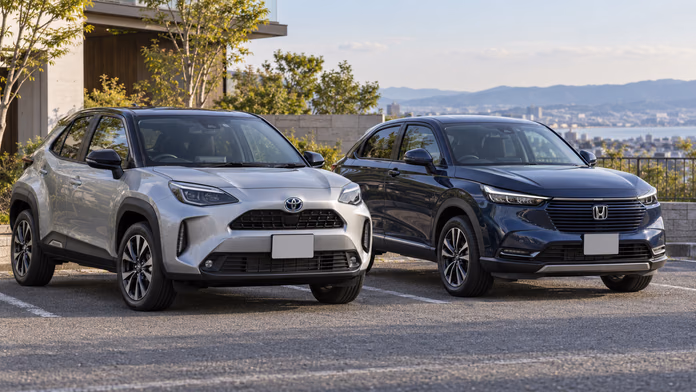 Toyota Yaris Cross и Honda Vezel на парковке; синтетическая редакционная иллюстрация.