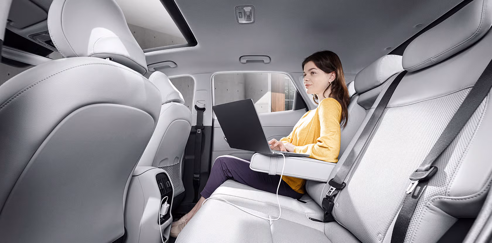 Внутренности и модель Kona Electric в галерее