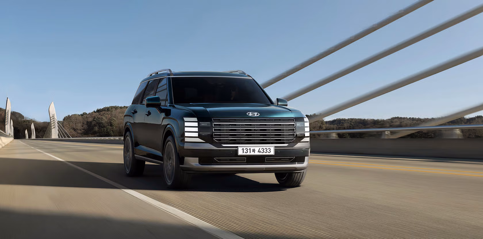 Галерея внешнего переднего и бокового вида Palisade Hybrid